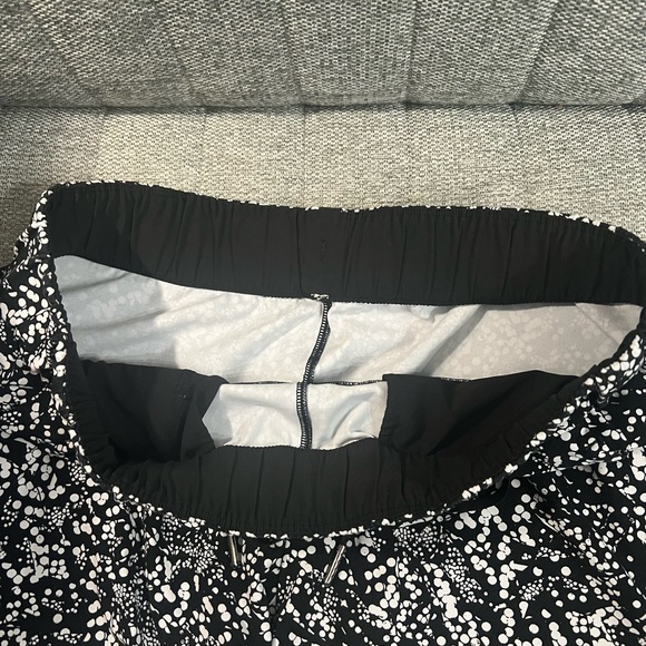 Lululemon On The Fly Short Size 8 Black and White - Picture 4 of 6
